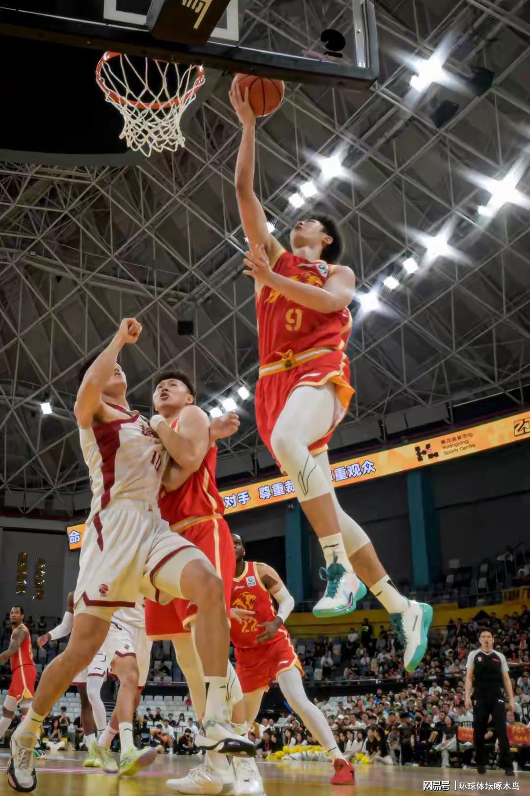 易胜博体育官方入口-山西男篮92-90广厦 大比分1-0领先 巴里-布朗35分
